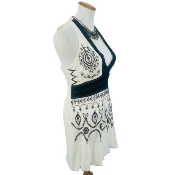 VTG White Black Embroidered Halter Top| Artisan Boho Coastal Cowgirl Cottagecore - Picture 6 of 9